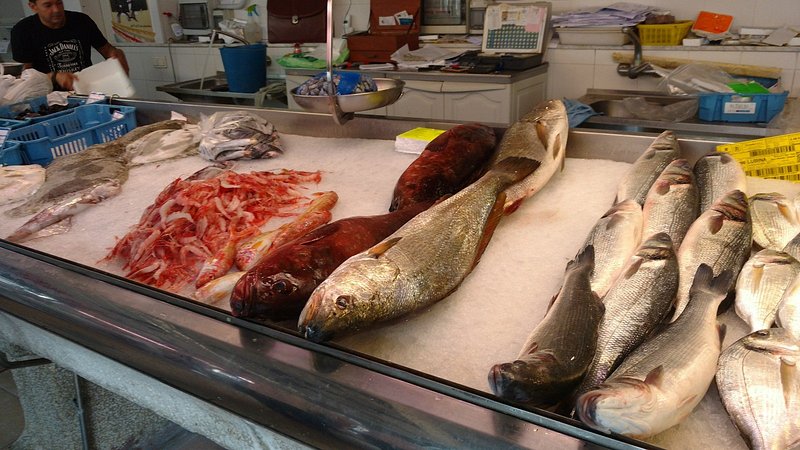 Fresh fish on ice at Mercat des Peix