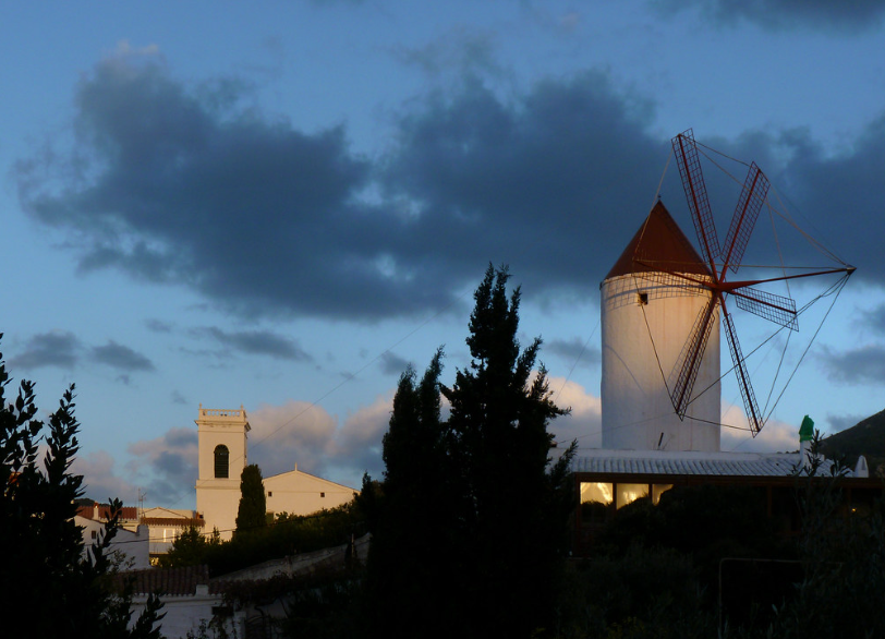 Molí d'es Racó windmill in Es Mercadal at dusk